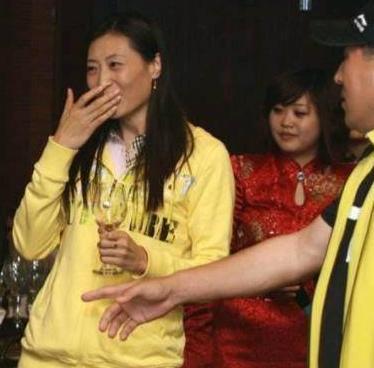 奥运冠军|她是羽毛球奥运冠军,却惨遭丈夫抛弃,离婚后独自抚养女儿