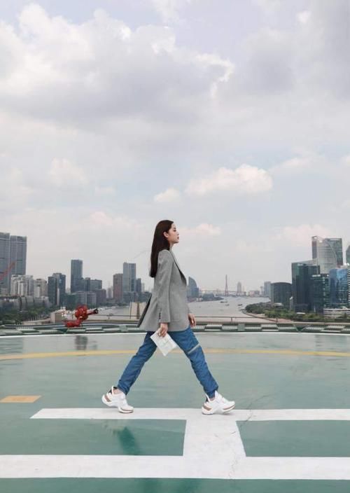 奔五的女人，穿衣不要太繁琐！初冬学会这样搭，越简单越高级