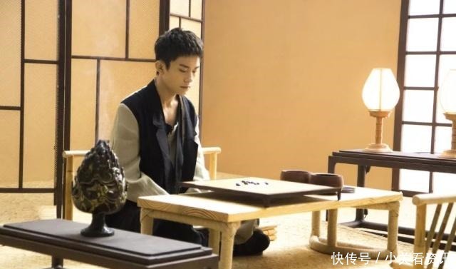 千玺成为美术生写生头像的范本,因为他鼻子和下巴的距离有些说法