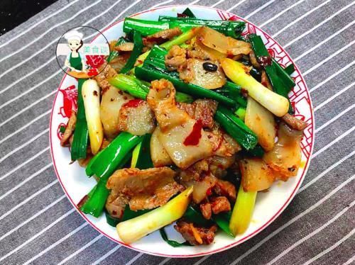 入冬后,最馋这道菜,比回锅肉还香,每回炒一盘,一锅米饭不够吃