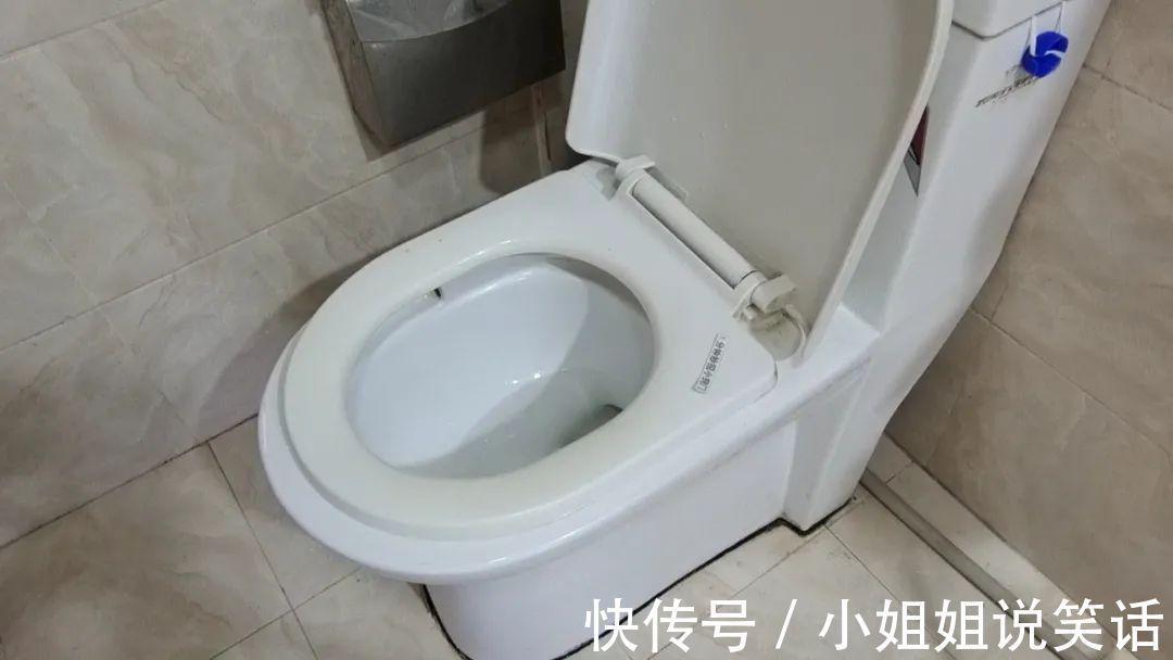 一次性口罩剪一刀，放卫生间，解决了家庭大难题，省钱又实用