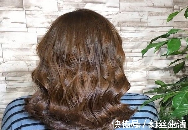 气质|女人35左右头发过肩,烫卷更合适,!有了气质,多了魅力