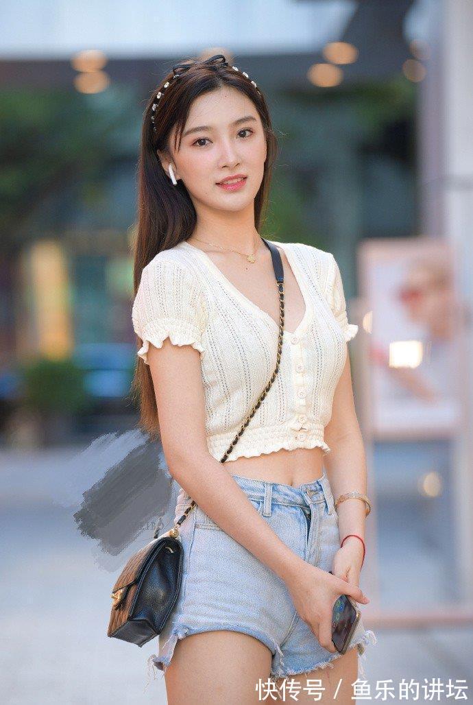 裙摆|美女脚上穿上一双尖头的高跟鞋，在穿搭风衣时气场显得更加的十足