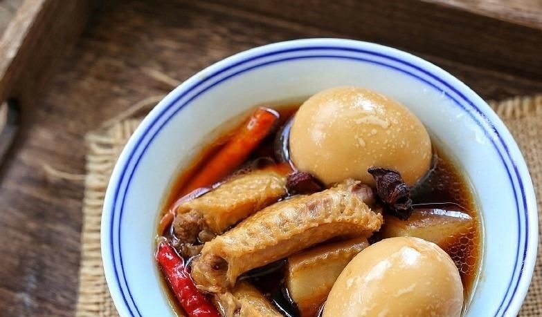 一家三口的简单晚餐，有荤有素，五道菜三人吃得干干净净，真舒坦