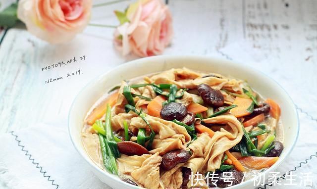 老少皆宜|立秋之后，补钙化痰多吃腐竹，2种素菜炒一盘，真比肉还香