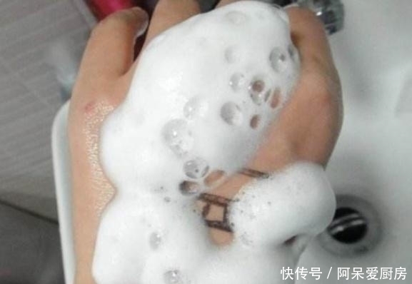 干燥|洗脸时,做对3个“细节”,不易干燥长皱纹!可第2个总被人忽视