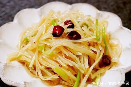 炒土豆丝,何时放醋是关键,学会这1招,土豆丝酸辣脆爽还不粘锅