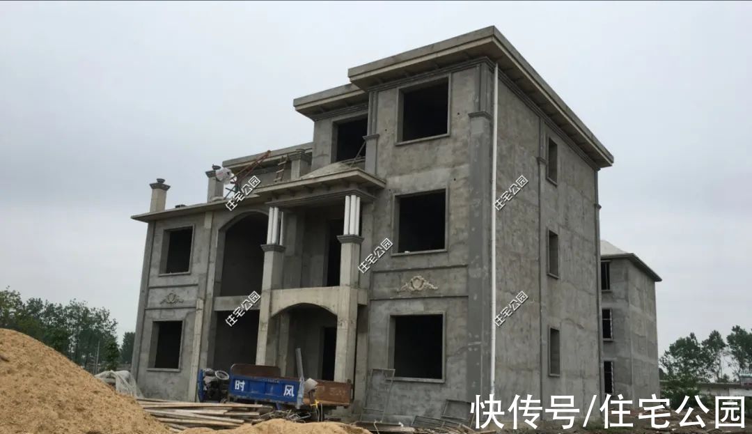 露台|河南农村10万买地，3层洋楼65万盖好，旋转楼梯配露台简直完美