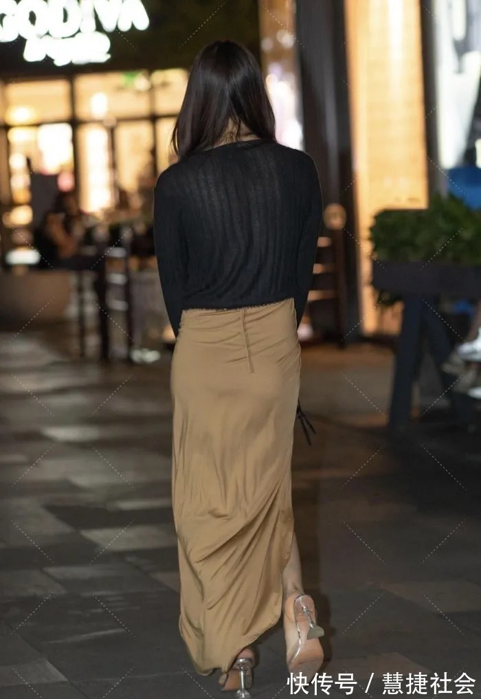 高跟鞋 鞋跟设计成“高脚杯”就一定好看嘛?答:不一定,但是配裙子穿是真的好看