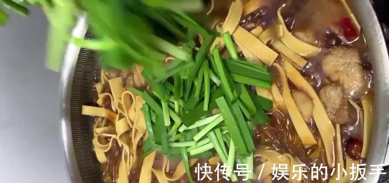 韭菜猪肉粉条炖干豆腐，咸香微辣劲道入味，做法既简单又下饭