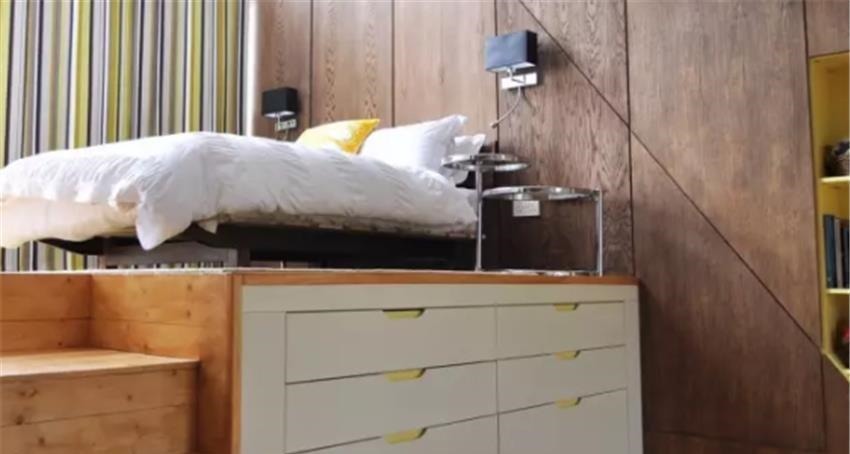 户型|35㎡小公寓,夫妻俩把床抬高1米后睡在“盒子”里?这设计够巧妙