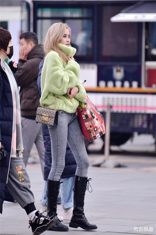 紧身牛仔裤,搭配长靴还是短靴?时尚姑娘有着自己的搭配技巧