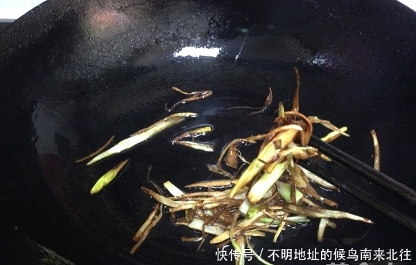 这菜切记不能隔夜吃,放进冰箱也不行,家有老人要注意!