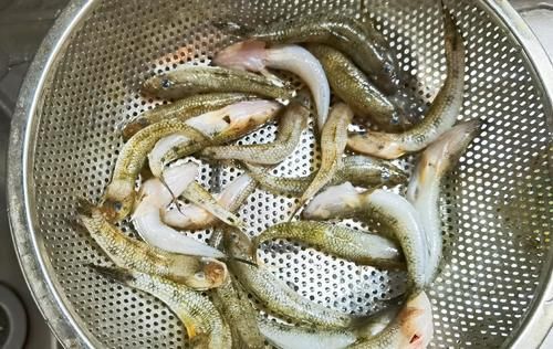 只需4个小技巧，教你做出鱼身完整，汤质雪白的营养鱼汤