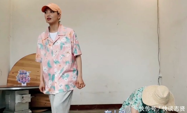 着点 马伯骞公主抱宋茜时,自觉露出“礼貌手”,低情商的学着点