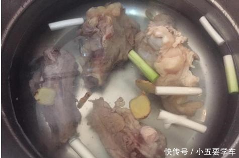 无论炖什么骨头汤，加水炖之前都要多加这1步，汤汁浓白似牛奶！