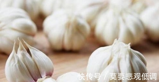 硫化物|女性睡前把大蒜放在枕头下,半个月后,好处不请自来,早知早受益