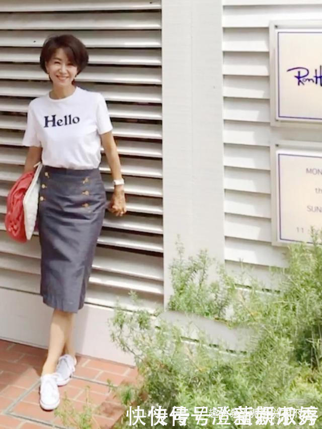日常穿搭|这位日本主妇50岁，适龄穿搭简约又大方，堪称行走的时尚教科书