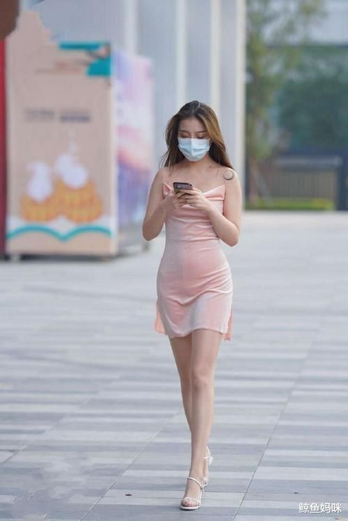 版型 美女大胆穿“连衣裙”出门,清爽利落,尽显迷人身姿