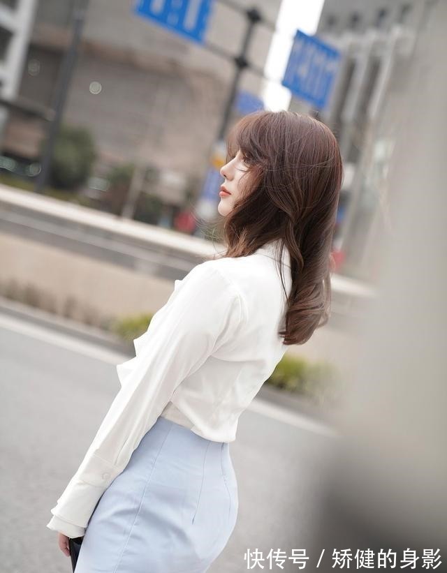 白衬衫 荷叶花边对襟白衬衫,搭配浅灰色包臀裙,散发出惊艳的女人气息!