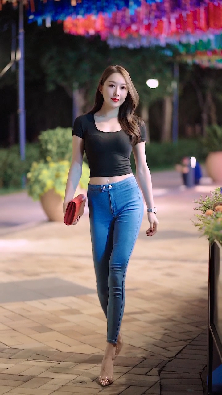 气场 轻熟风小姐姐,修身上衣勾勒完美好身材,轻轻一笑太迷人