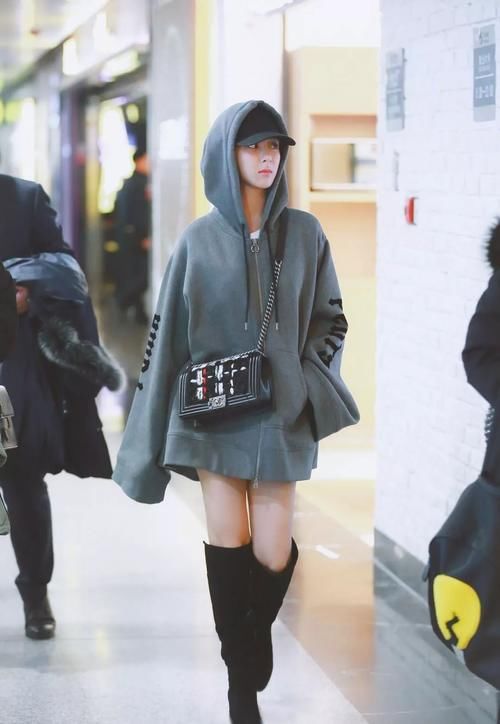 今年春天流行一种穿法：“男友风卫衣＋靴子”，时髦减龄显气质