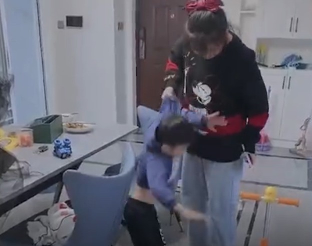 老大|14岁姐姐“拎着”5岁弟弟吃饭火了,网友:为啥弟弟都怕姐姐呢?