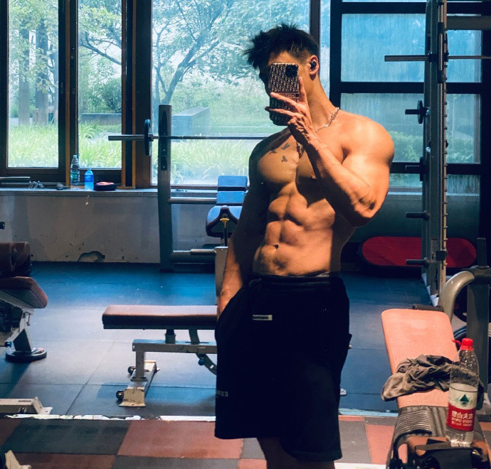 名媛|拥有漂亮公狗腰的肌肉名媛, 健身房就是大熔炉, 小长假坚持训练!