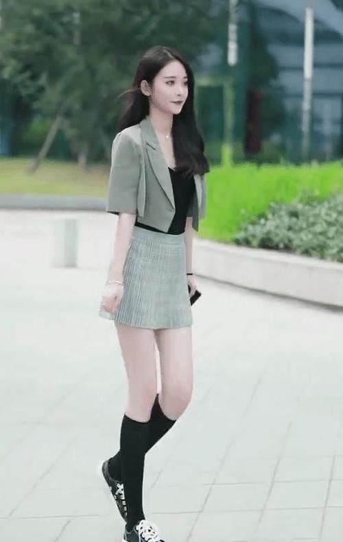  白色|街拍：小姐姐绿色短袖搭配蓝色牛仔裤，展现出清新淡雅的气质