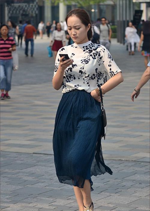 街拍肤|街拍肤白貌美的小美女,五官精致,比心的动作很俏皮