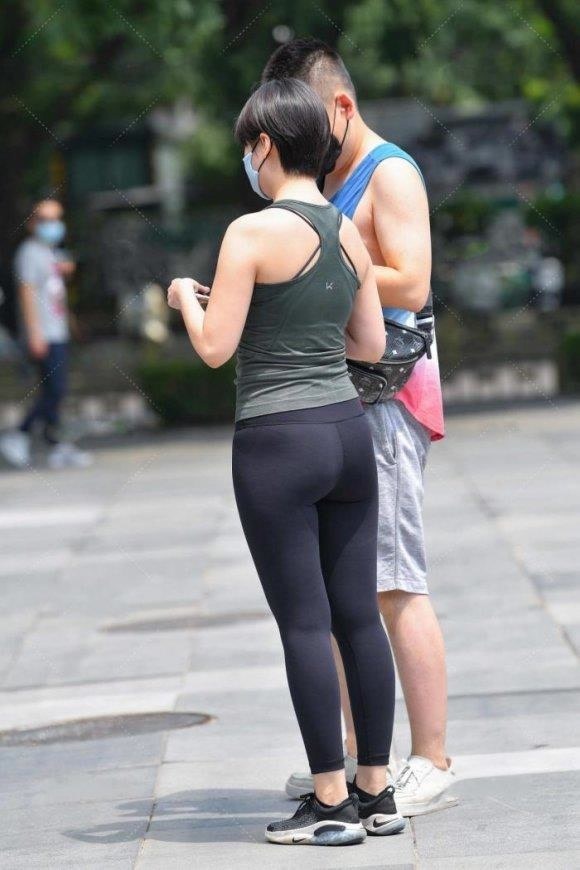 美的 年轻女生就是会穿,露脐衫配牛仔裤,轻松穿出小蛮腰,靓丽又清爽