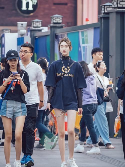 搭配|街拍小姐姐一件修身的体恤搭配一条百褶短裙,青春又时髦