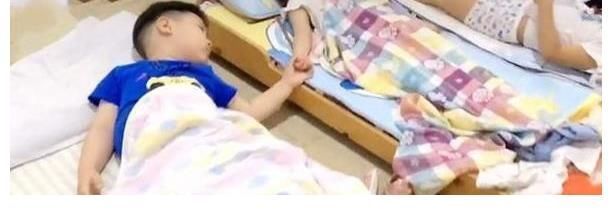 亮亮|幼儿园一男孩午休不睡觉,还“嗯哼”喊,老师掀开被子后无奈叹气