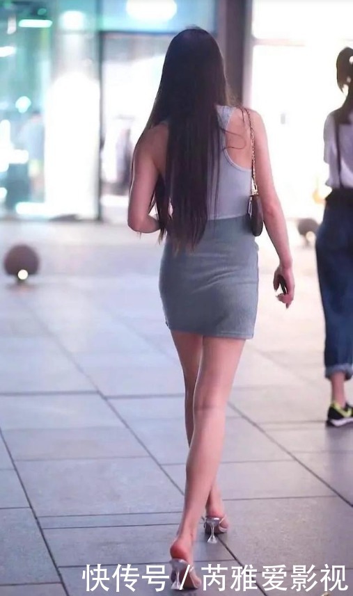 包臀短裙|浅蓝色吊带背心搭配深蓝色包臀裙，清新淡雅，水晶鞋更显灵动！