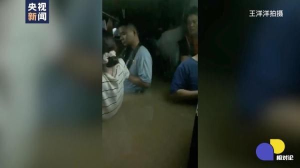 救援人员|郑州地铁脱困者：水漫胸口破窗自救 砸碎三扇窗帮三十多人爬出