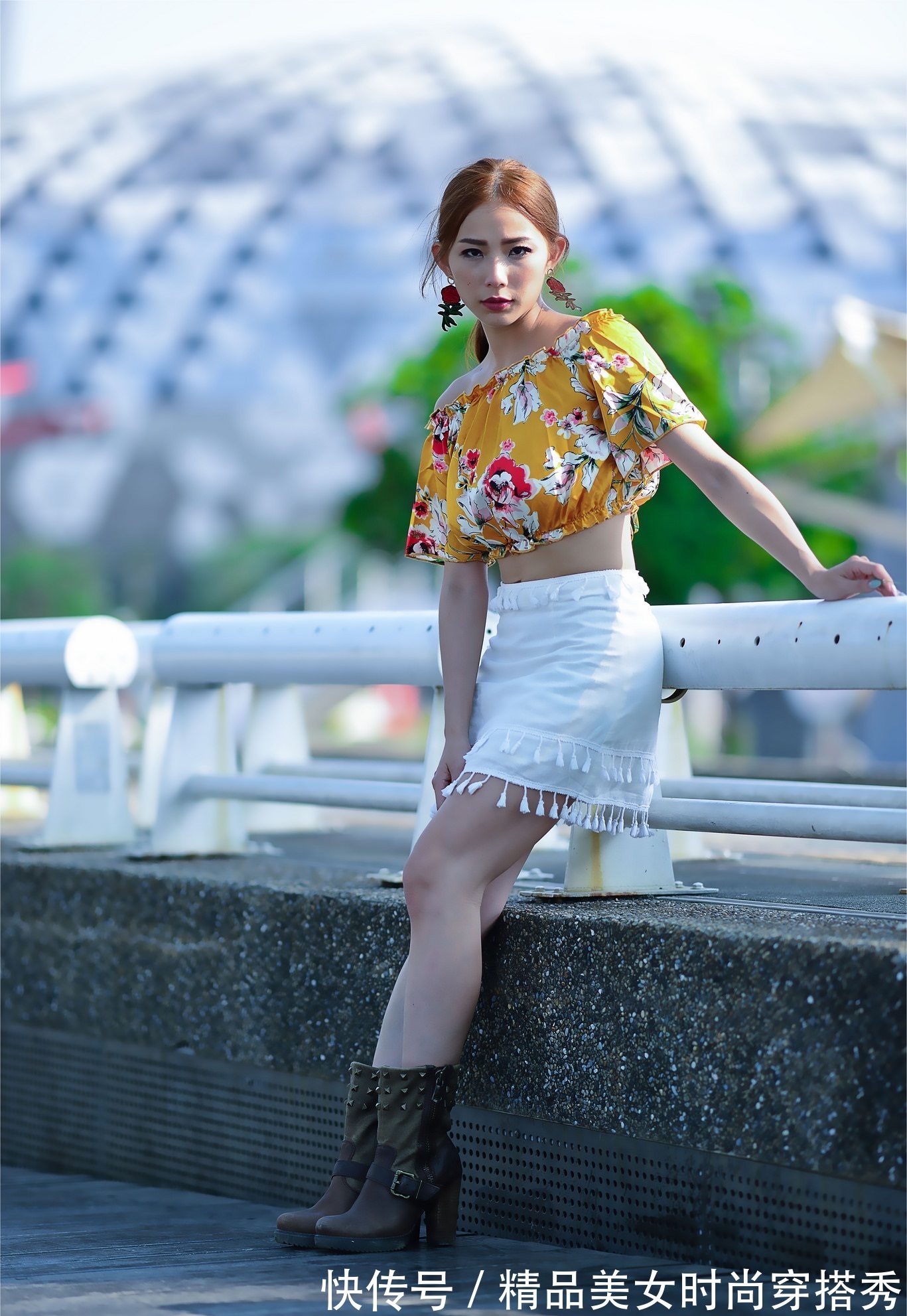 印花上衣 一字肩印花上衣下搭白色的短裙脚上一双高跟短靴,时尚又有型