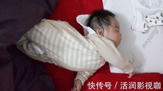 睡姿|宝宝更喜欢爸爸还是妈妈不用争论,从宝宝的睡姿就能看出来