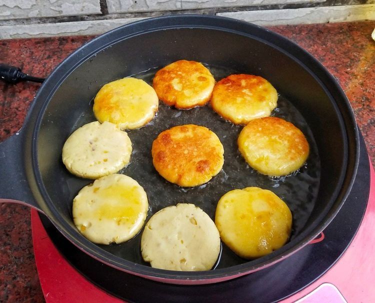 红薯别煮了，加入糯米粉，做成香甜软糯的红薯饼，味道真好