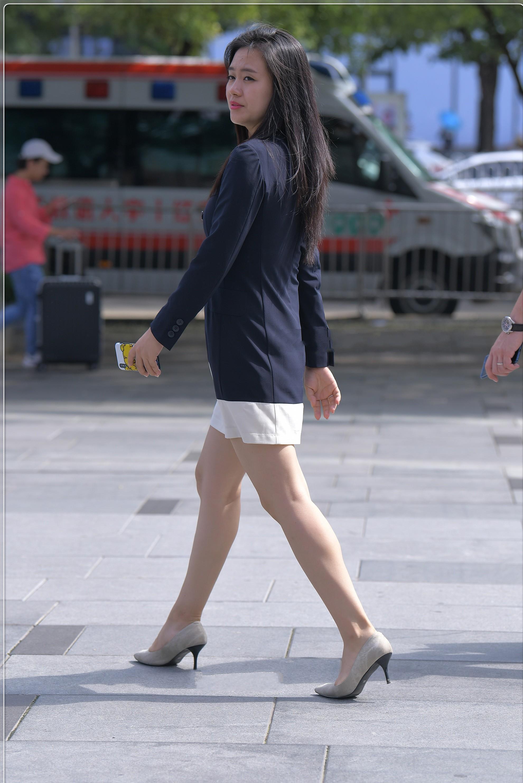 白色修身连衣裙外搭深色外套，大方优雅，防晒又时尚