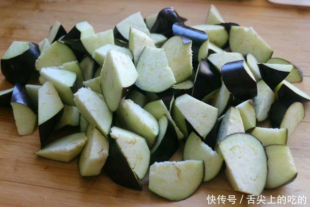 放油|炒茄子不是先放油,大厨教你正确做法,茄子不吸油不发黑,超好吃