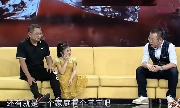 怀孕期间|90厘米“袖珍”女孩怀孕,不听劝阻生下孩子,见到孩子观众叹息