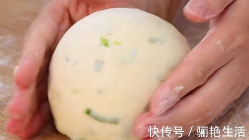 面团|面粉不要蒸馒头了，加一把小葱进去，一次做18个，家人都爱吃