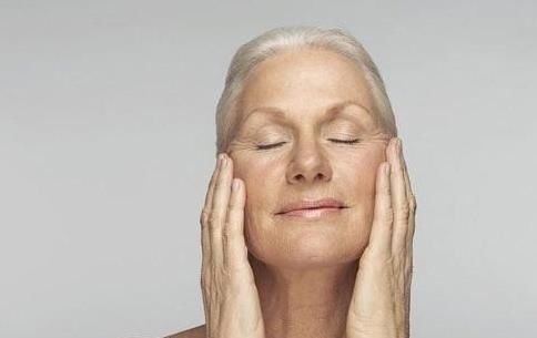 为何年纪大了容易有老年斑,营养专家常吃两物,可能及时避免