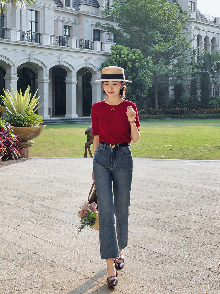 何超莲的长腿真长脸,穿牛仔衬衫配紧身牛仔裤高挑纤瘦,青春活力