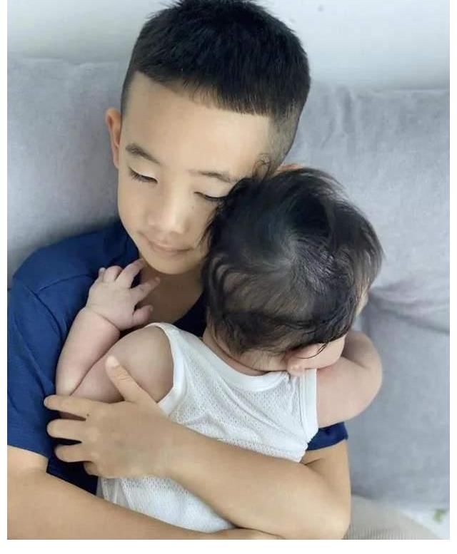 夫妇俩|爱国先锋!陈小春1岁半小儿子正面照曝光,手执国旗开心挥舞狂奔