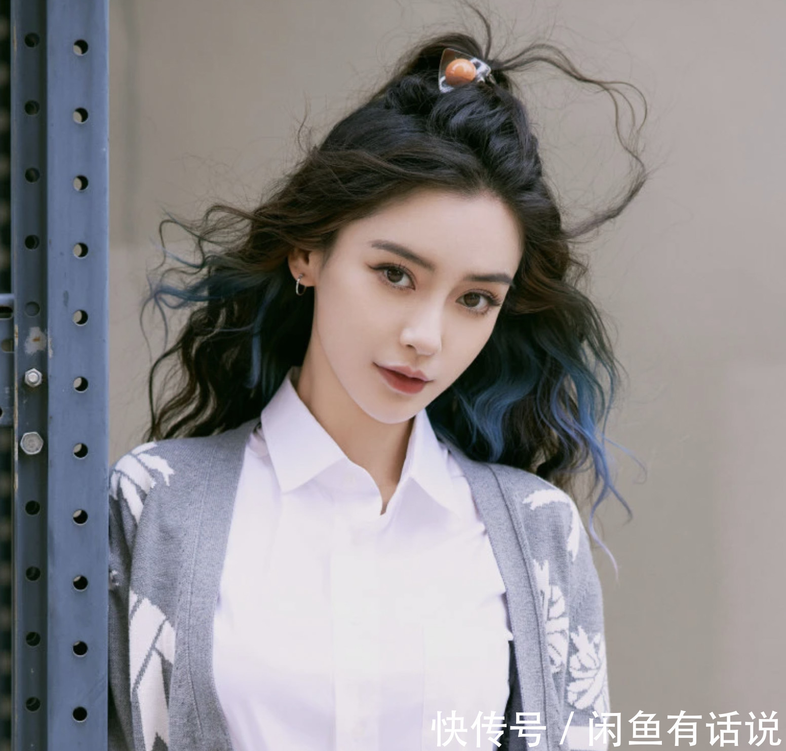 孩子|baby扎双马尾哪像孩子妈,两件T恤叠着穿赶时髦,配热裤细腿抢镜