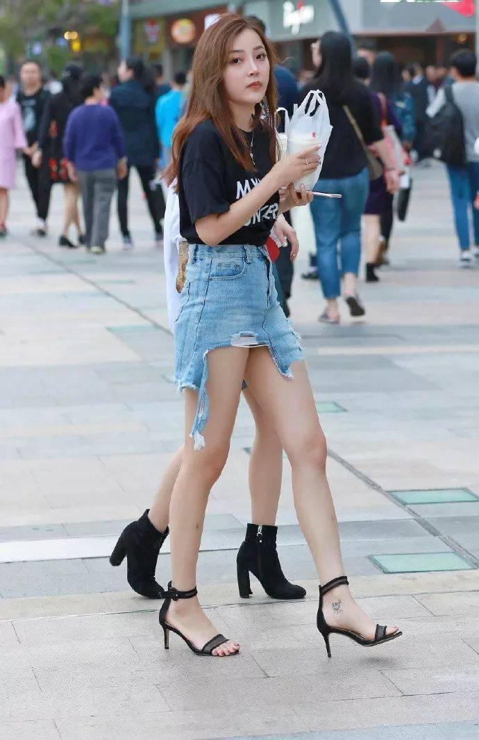 女人味|美女街拍:女神脚上踩着一双尖头的高跟鞋,让她看起来更加的有女人味