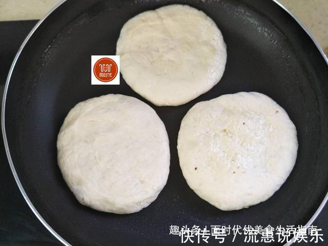 发面烙饼，我有妙招，既省油又暄软，外酥里嫩凉了不会硬！