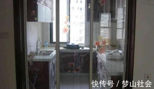 头次|厨房不要装推拉门了,头次见到装这种门,太聪明了