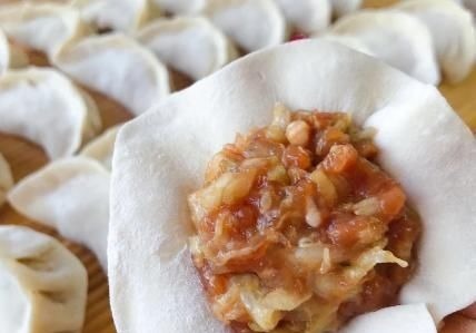 调肉馅,调料不懂别乱放!教你万能调法,肉馅咸香入味,鲜嫩多汁